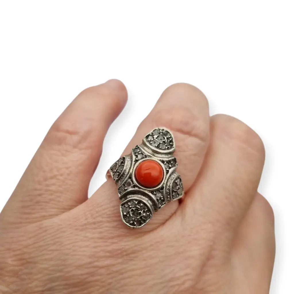 Anillo lanzadera de coral rojo y diamantes en oro 9k plata joyería art deco