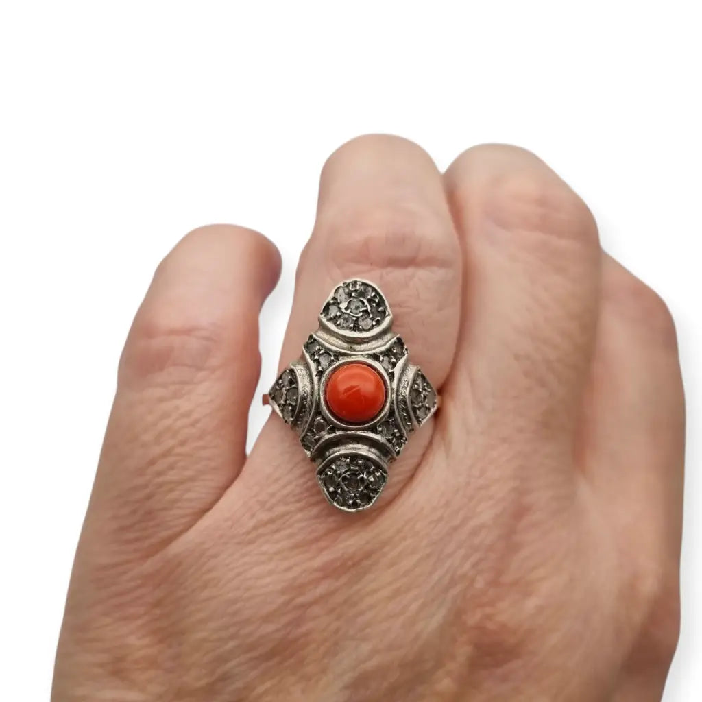 Anillo lanzadera de coral rojo y diamantes en oro 9k plata joyería art deco