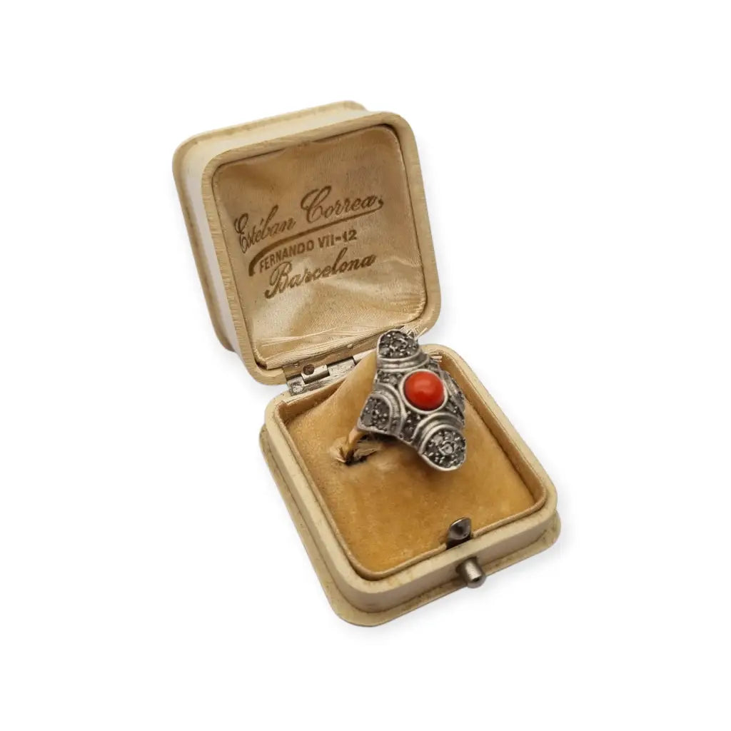 Anillo lanzadera de coral rojo y diamantes en oro 9k plata joyería art deco