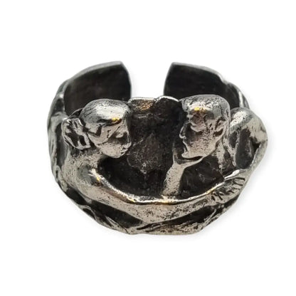 Anillo modernista de plata inspirado en Ismael Smith figuras andróginas.