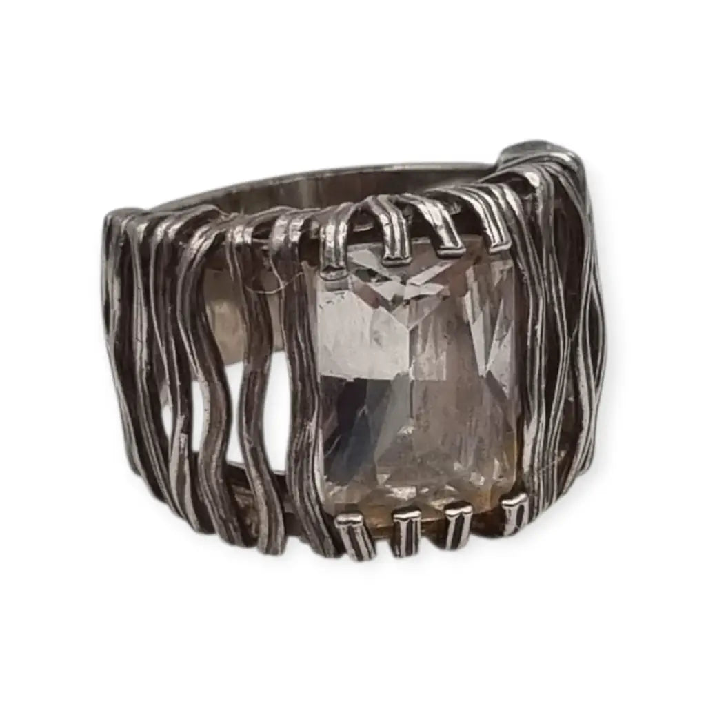 Anillo plata 925 de diseño Magnolia estilo rejilla con piedra rectangular.