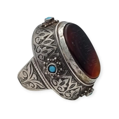 Anillo de plata con caligrafía étnica en cornalina joyería árabe oriental.