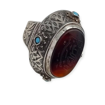 Anillo de plata con caligrafía étnica en cornalina joyería árabe oriental.