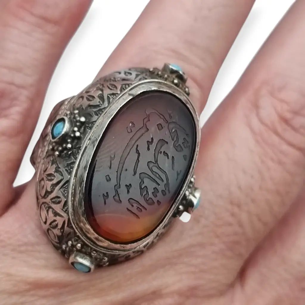 Anillo de plata con caligrafía étnica en cornalina joyería árabe oriental.