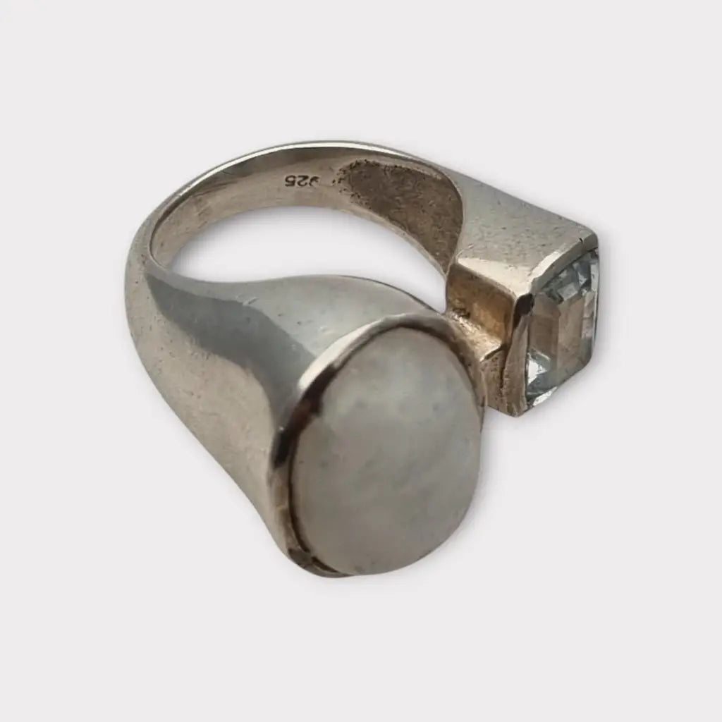 Anillo de plata con piedra lunar ovalada y topacio azul cuadrado diseño boho