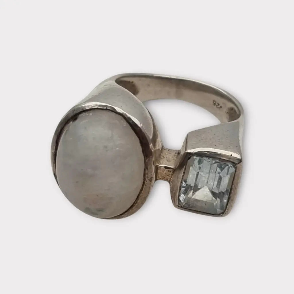 Anillo de plata con piedra lunar ovalada y topacio azul cuadrado diseño boho