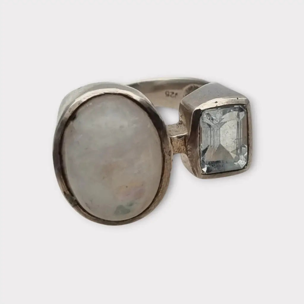 Anillo de plata con piedra lunar ovalada y topacio azul cuadrado diseño boho
