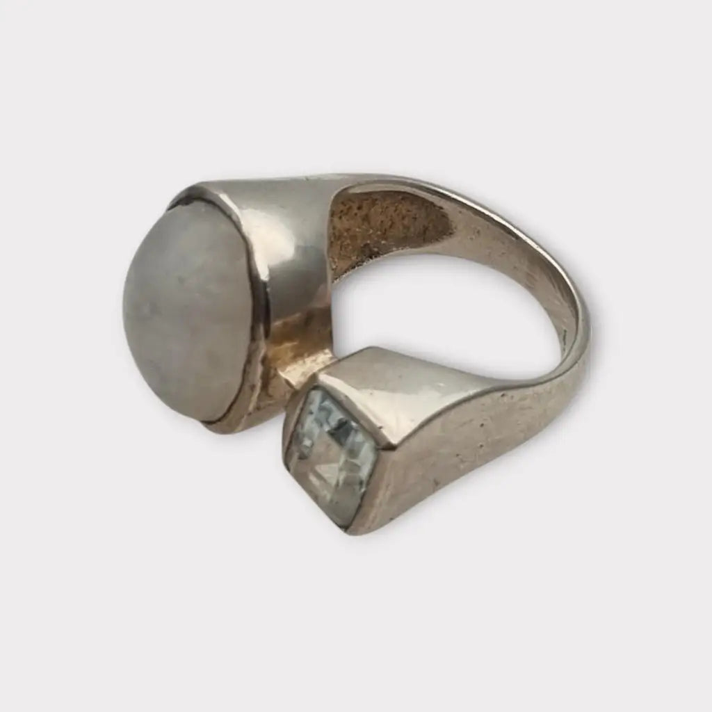 Anillo de plata con piedra lunar ovalada y topacio azul cuadrado diseño boho