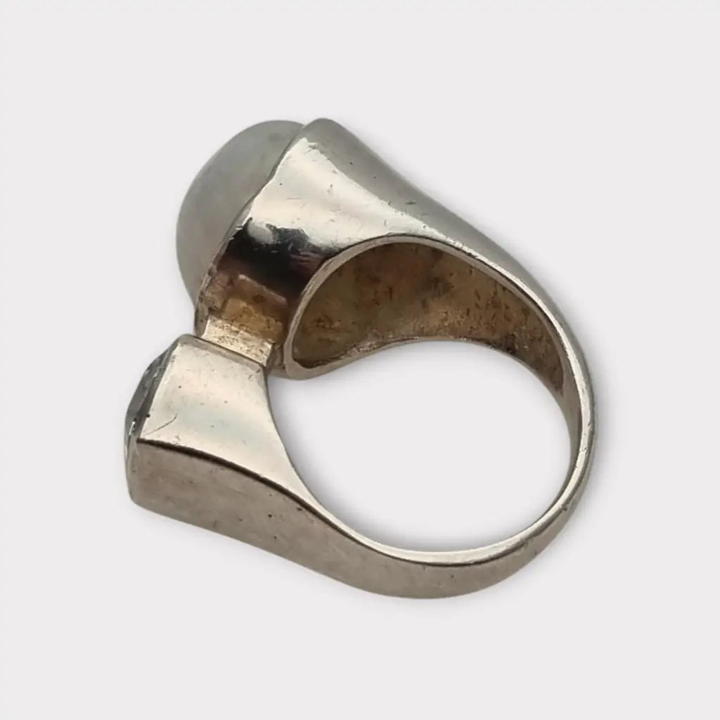 Anillo de plata con piedra lunar ovalada y topacio azul cuadrado diseño boho