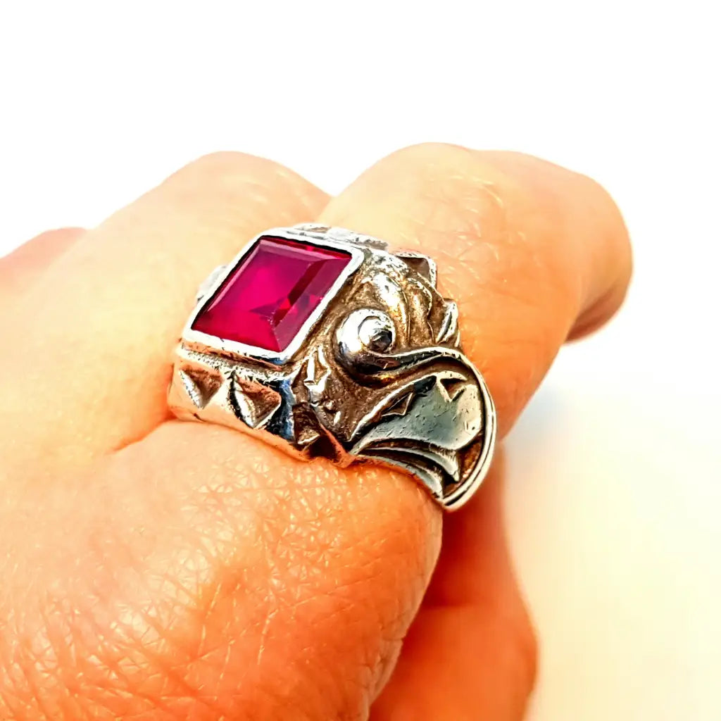 Anillo art déco de plata y símil rubí Circa 1940. Joyas antiguas vintage.