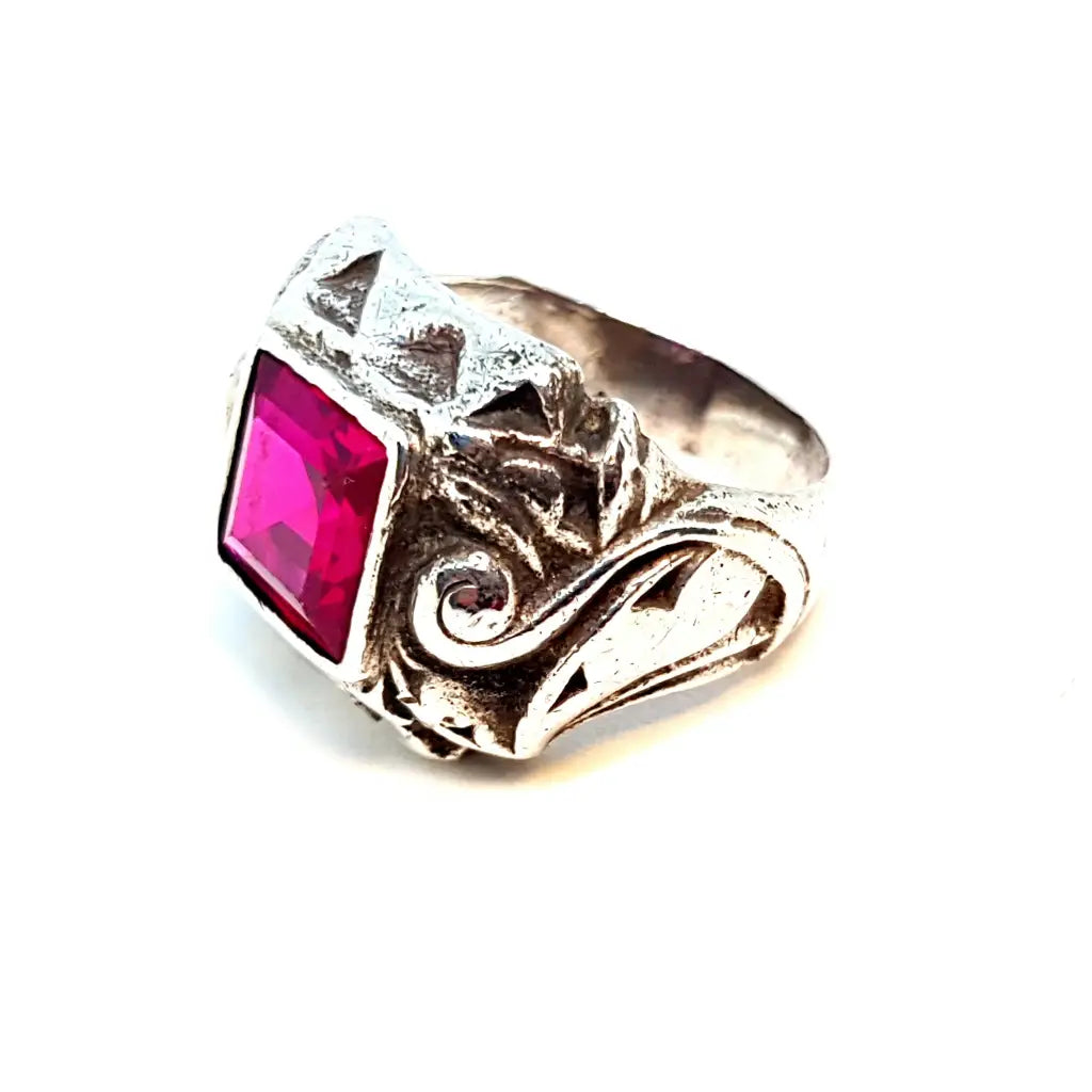 Anillo art déco de plata y símil rubí Circa 1940. Joyas antiguas vintage.