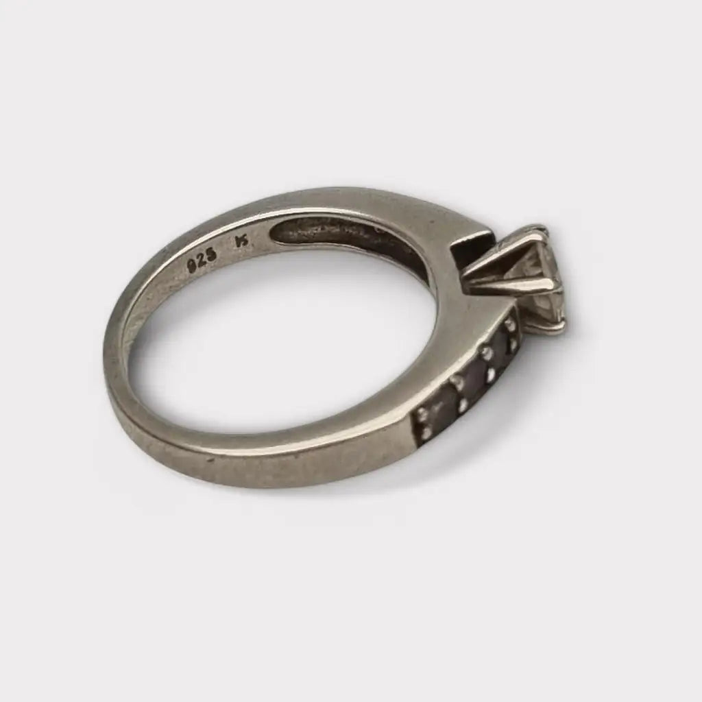 Anillo solitario de plata ley 925 con una piedra central circonita