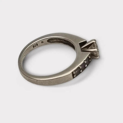 Anillo solitario de plata ley 925 con una piedra central circonita