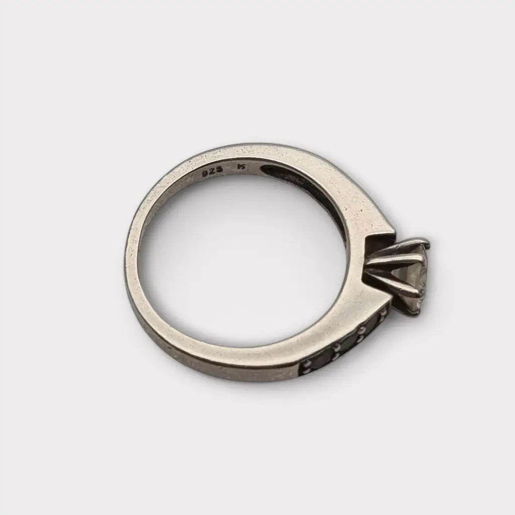 Anillo solitario de plata ley 925 con una piedra central circonita