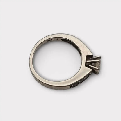 Anillo solitario de plata ley 925 con una piedra central circonita