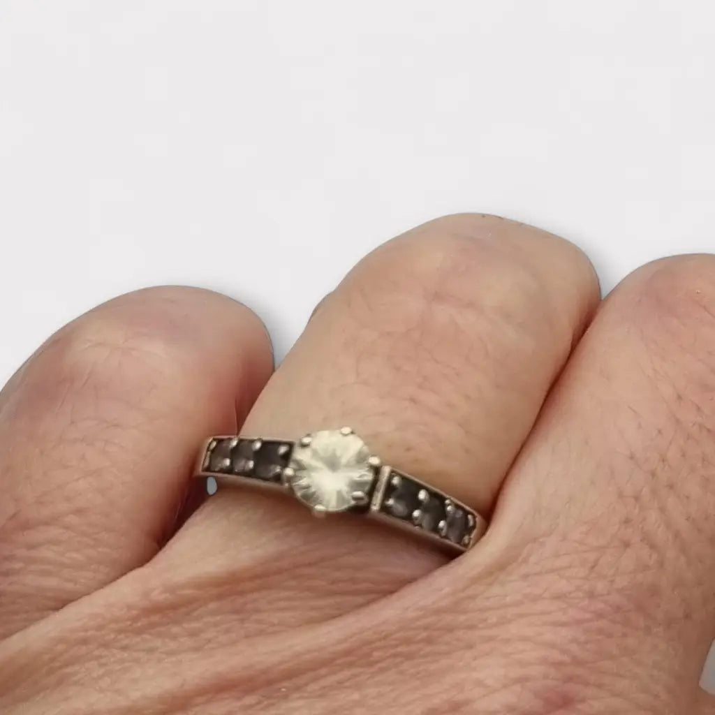 Anillo solitario de plata ley 925 con una piedra central circonita