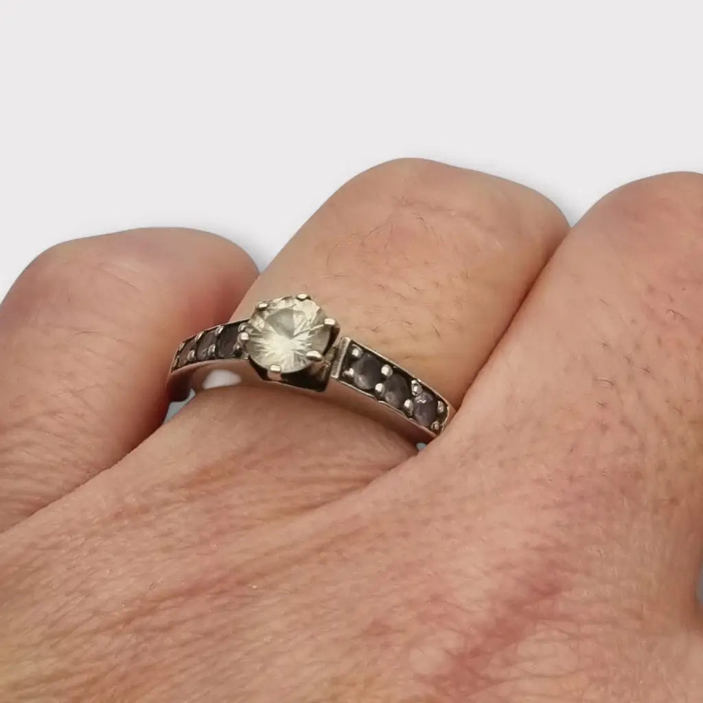 Anillo solitario de plata ley 925 con una piedra central circonita