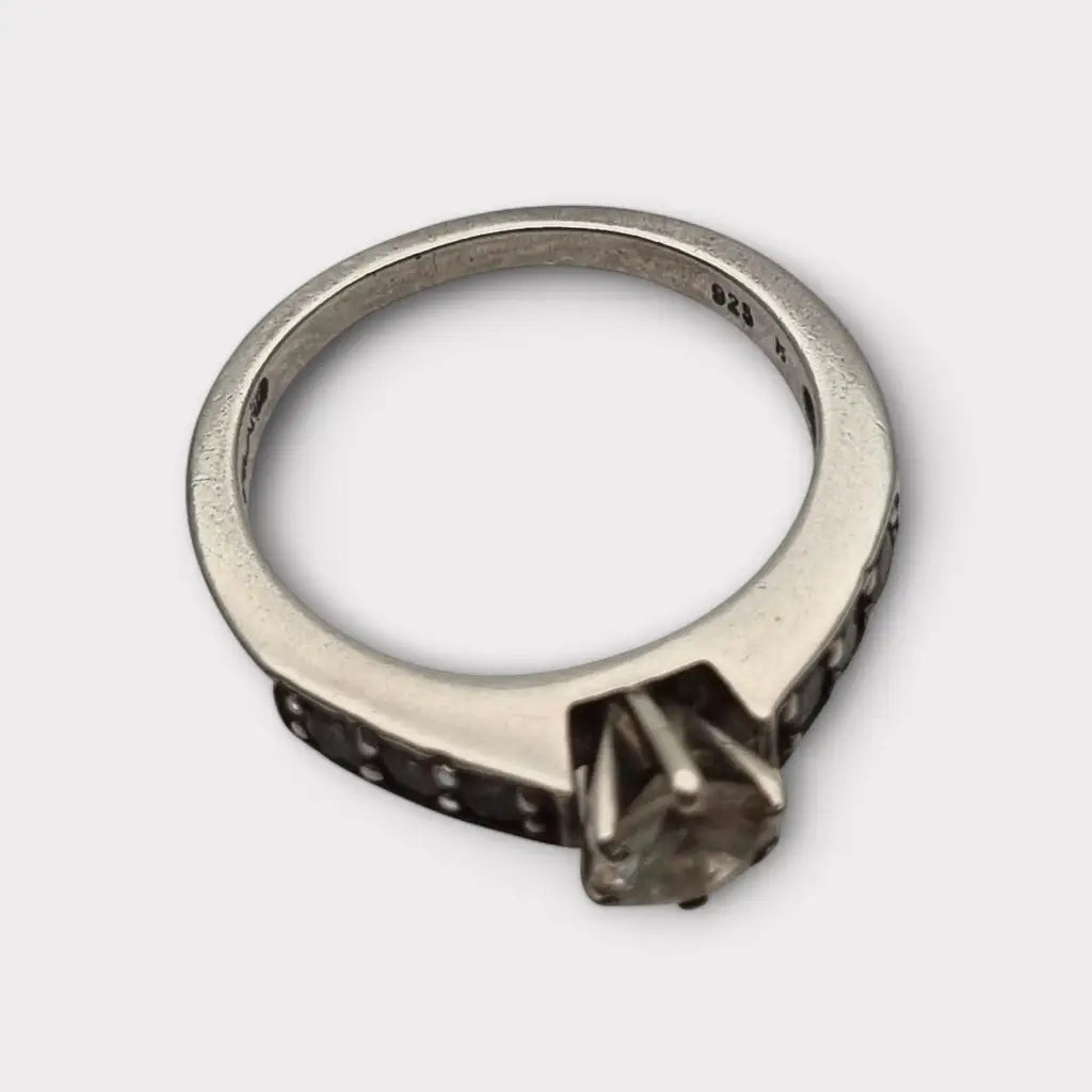 Anillo solitario de plata ley 925 con una piedra central circonita