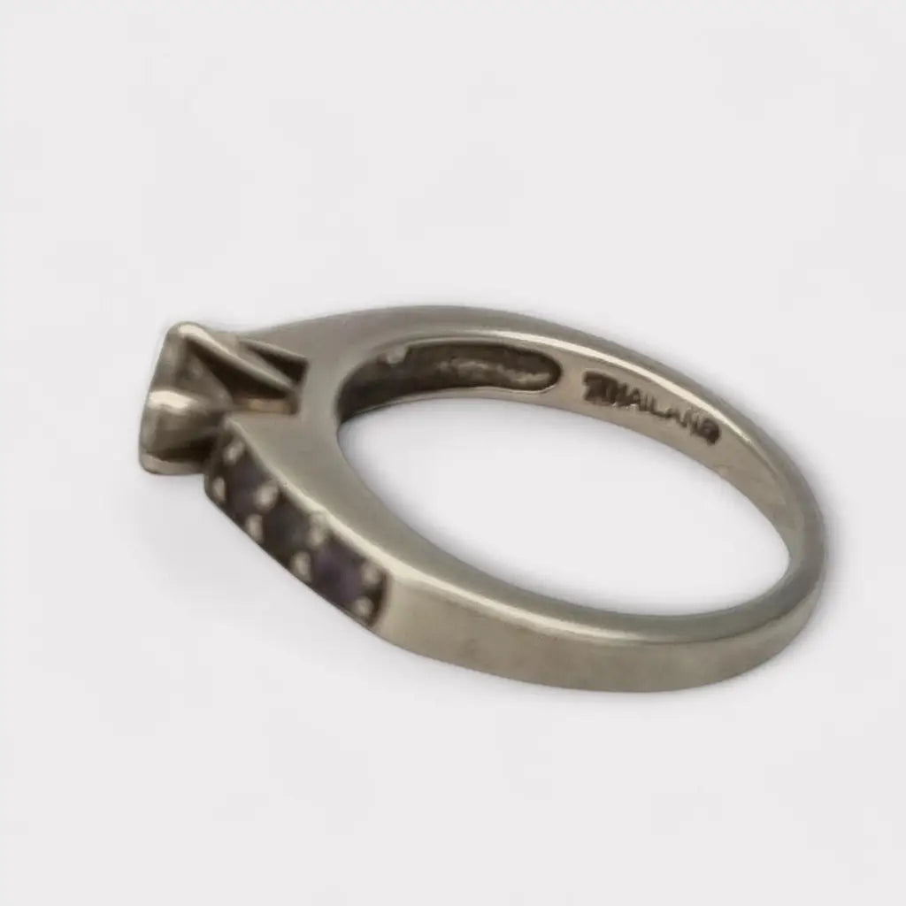 Anillo solitario de plata ley 925 con una piedra central circonita