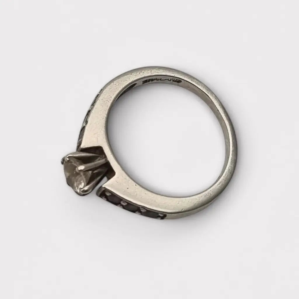 Anillo solitario de plata ley 925 con una piedra central circonita