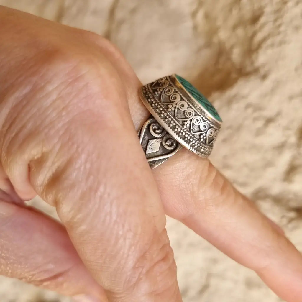 Anillo de plata boho con piedra verde grabada étnico Joyería oriental