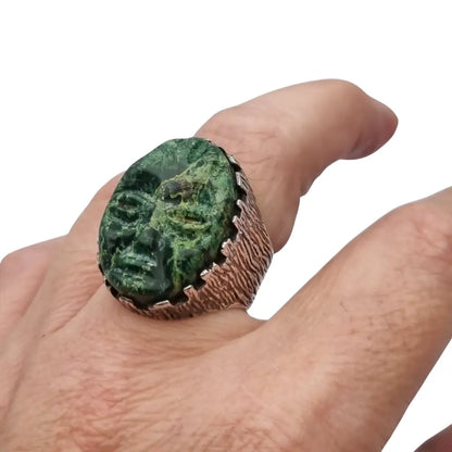 Anillo vintage inglés de plata con una máscara olmeca tallada en piedra verde