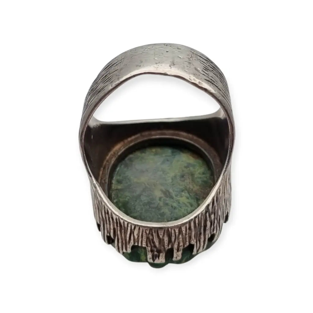 Anillo vintage inglés de plata con una máscara olmeca tallada en piedra verde