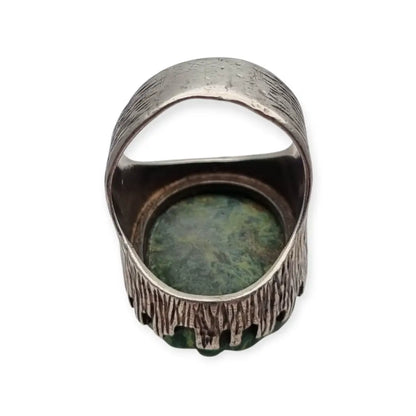 Anillo vintage inglés de plata con una máscara olmeca tallada en piedra verde