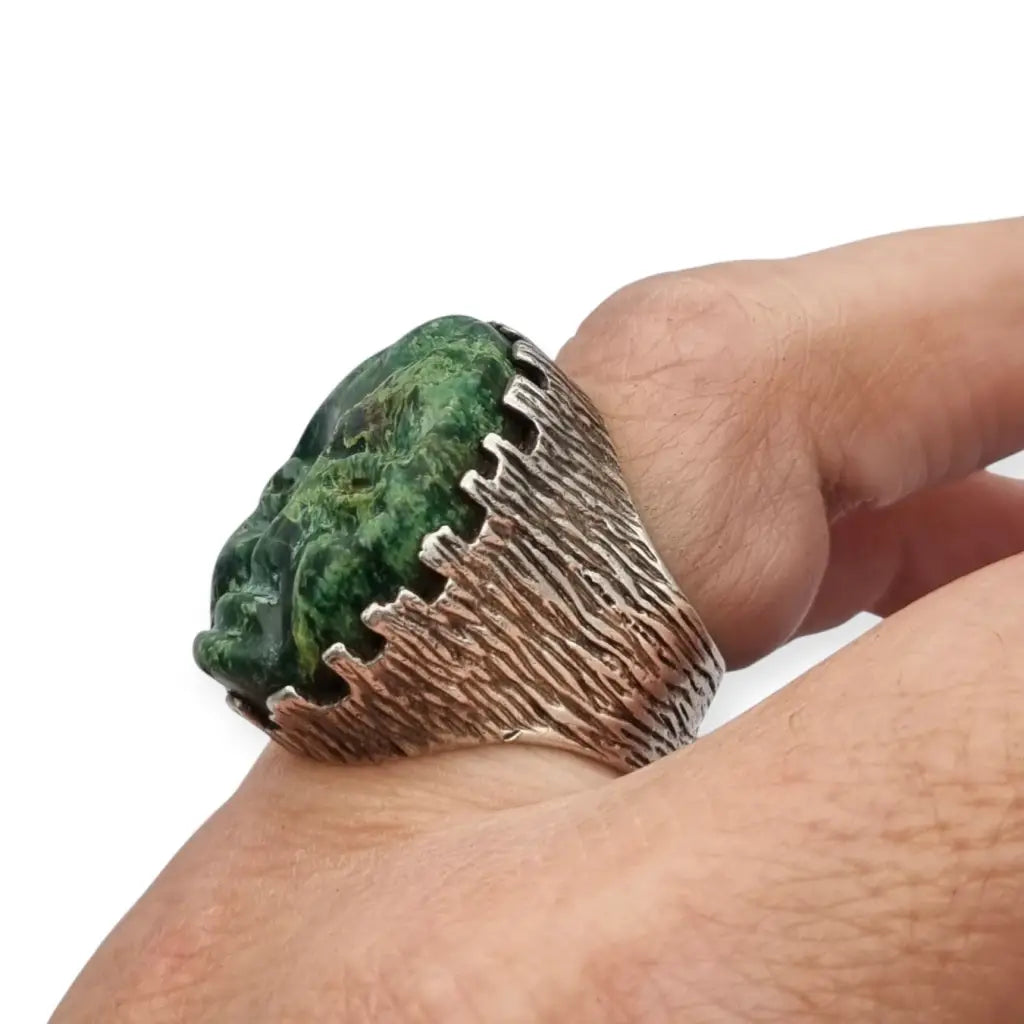 Anillo vintage inglés de plata con una máscara olmeca tallada en piedra verde