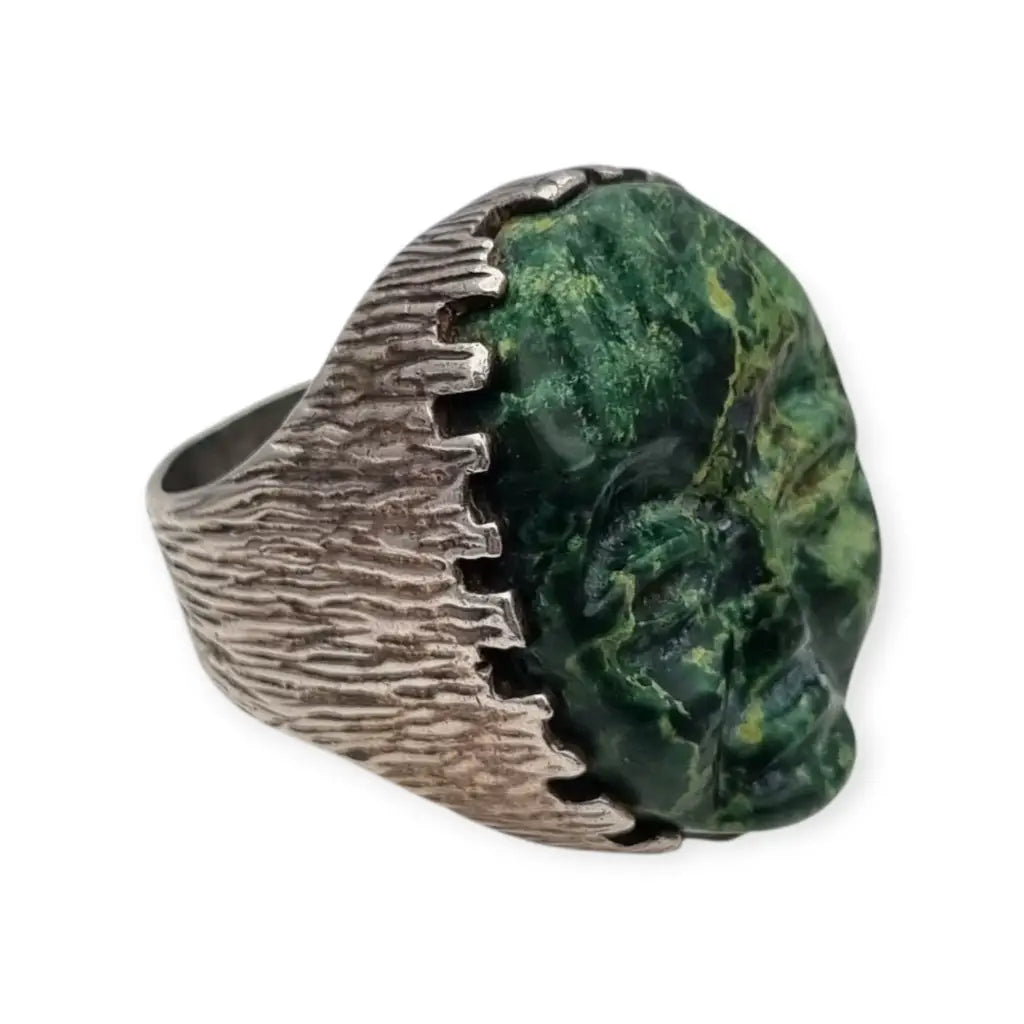 Anillo vintage inglés de plata con una máscara olmeca tallada en piedra verde