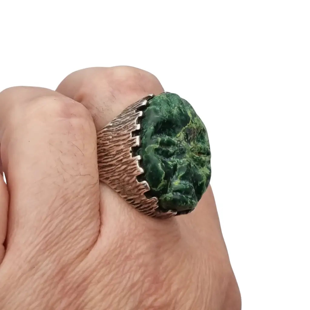 Anillo vintage inglés de plata con una máscara olmeca tallada en piedra verde
