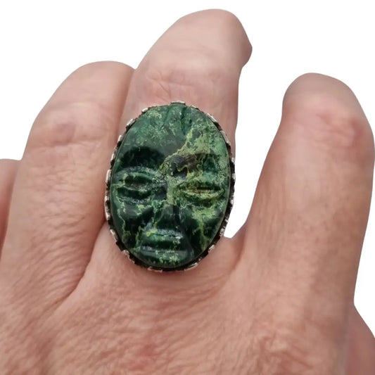 Anillo vintage inglés de plata con una máscara olmeca tallada en piedra verde