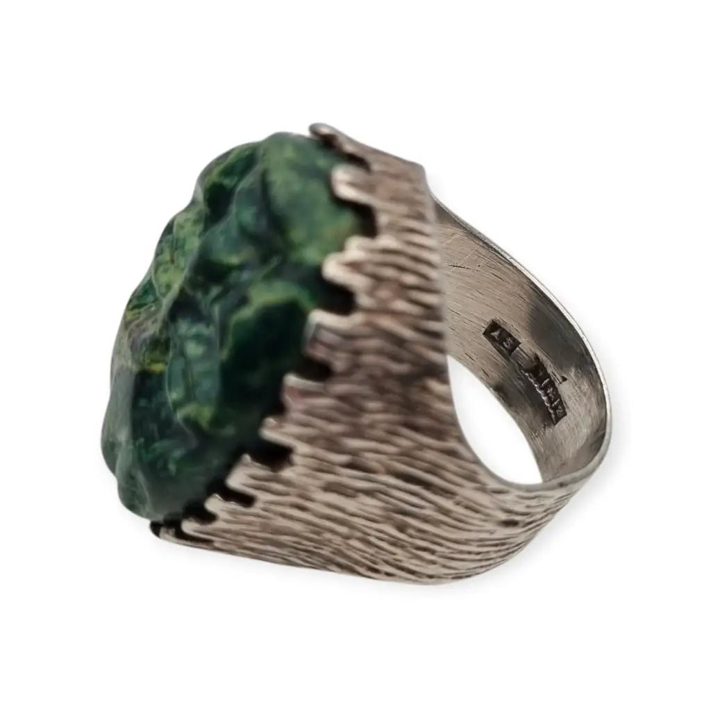 Anillo vintage inglés de plata con una máscara olmeca tallada en piedra verde
