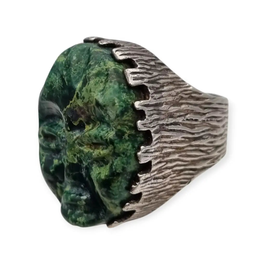Anillo vintage inglés de plata con una máscara olmeca tallada en piedra verde