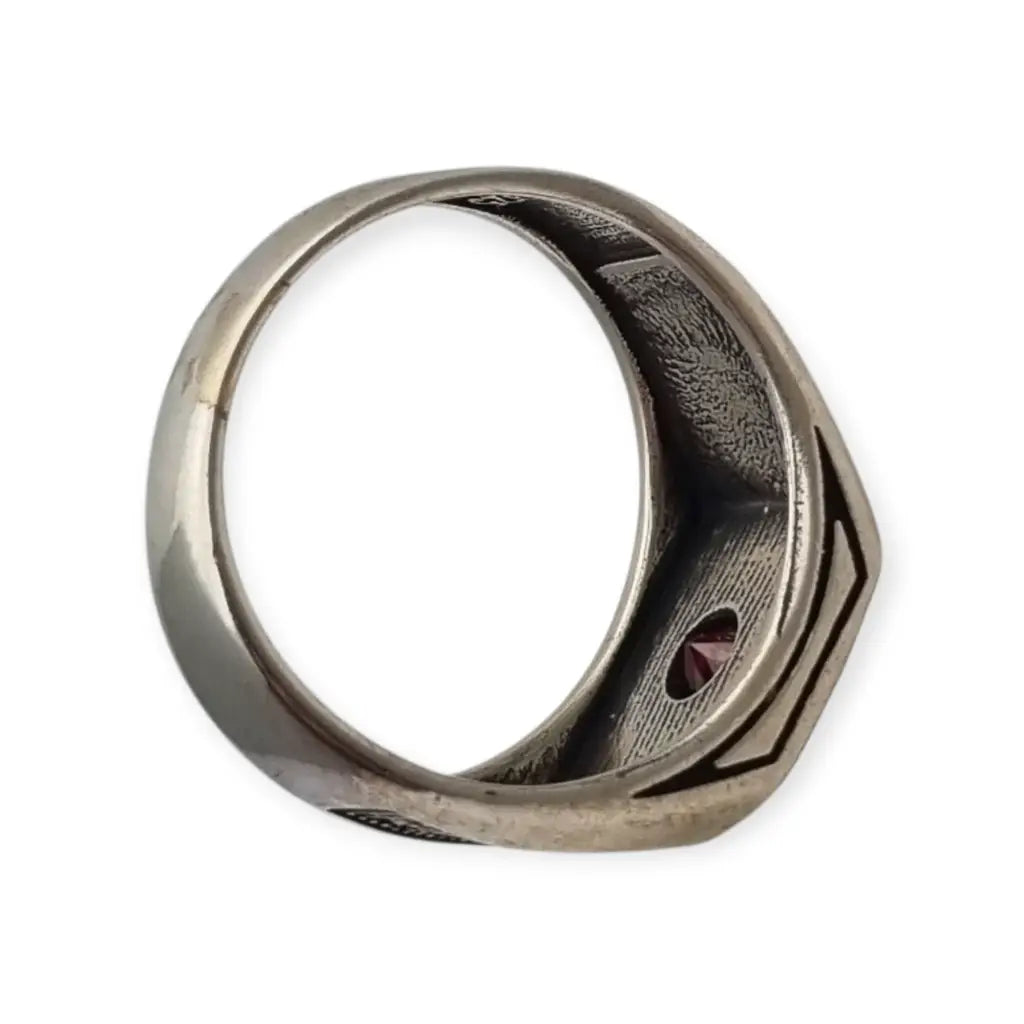 Anillo vintage de plata 925 con granate y grabado geométrico estilo masculino