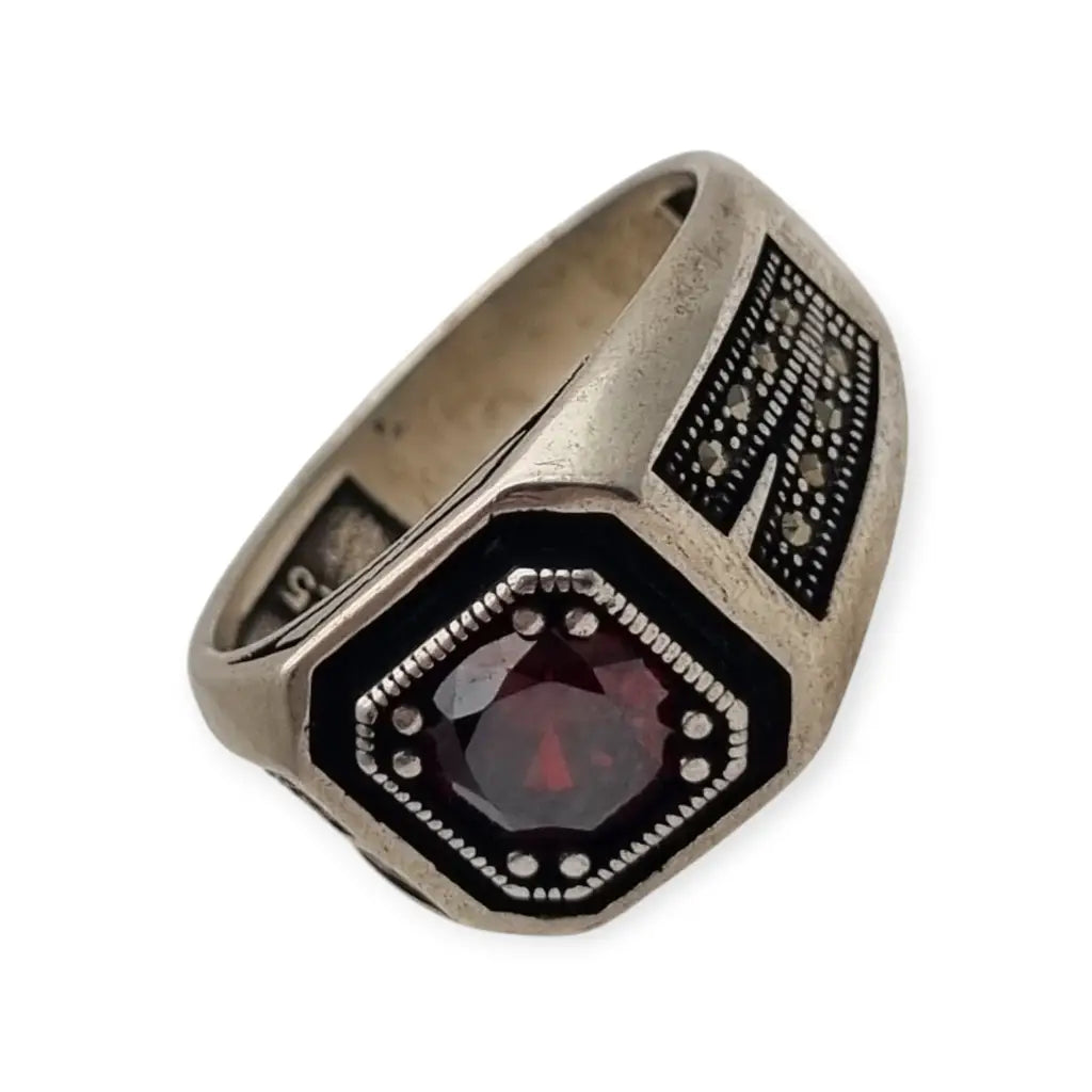Anillo vintage de plata 925 con granate y grabado geométrico estilo masculino