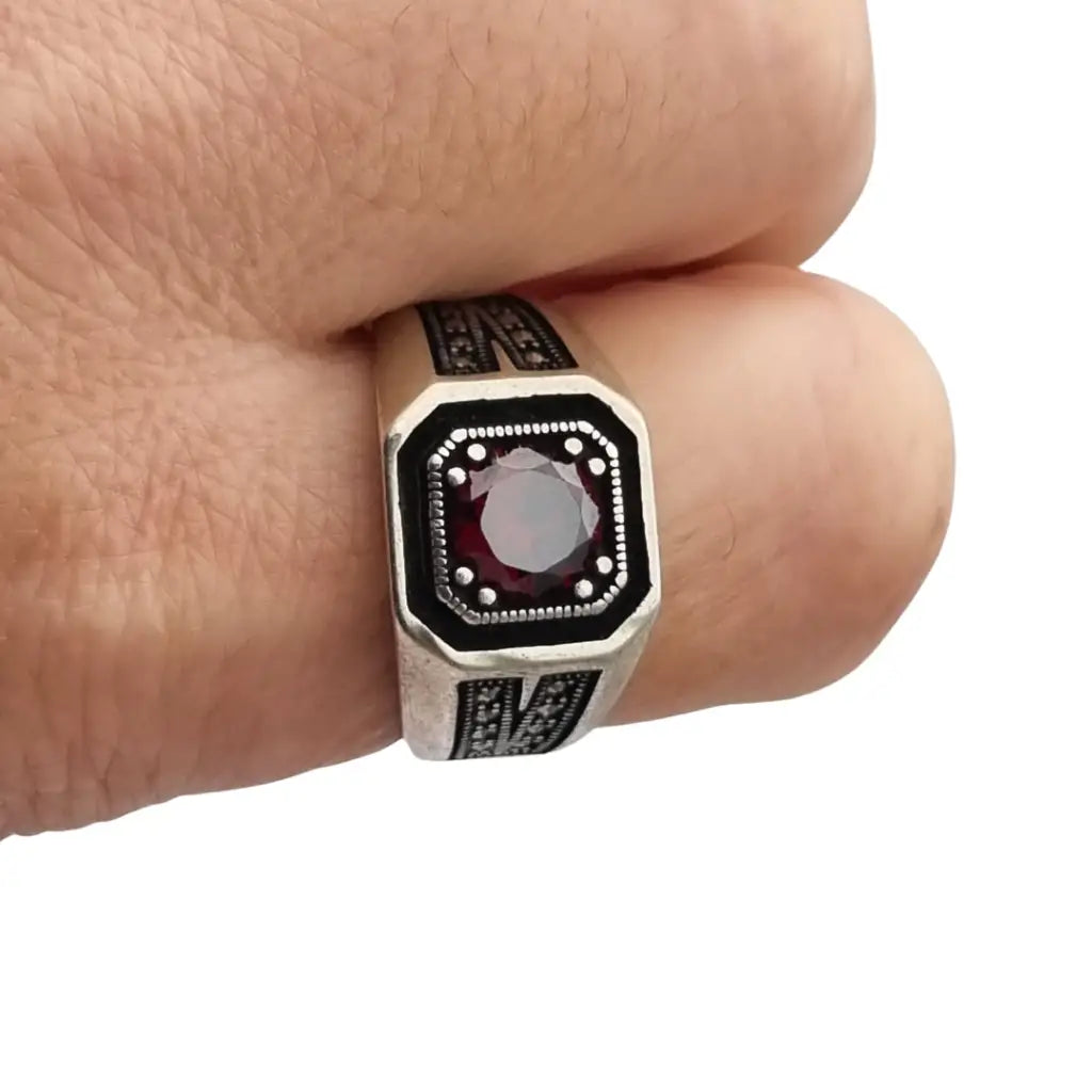 Anillo vintage de plata 925 con granate y grabado geométrico estilo masculino