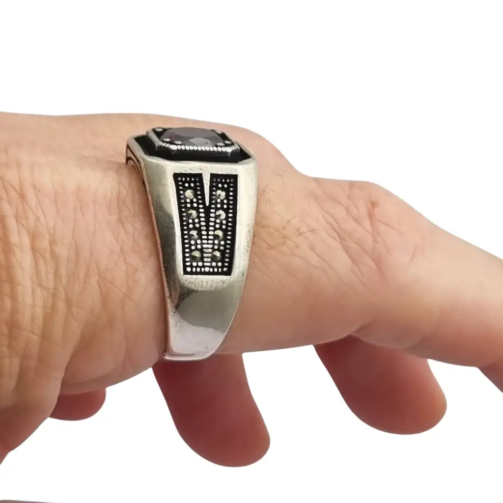 Anillo vintage de plata 925 con granate y grabado geométrico estilo masculino