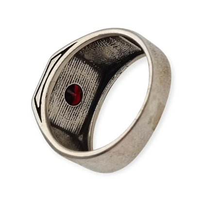 Anillo vintage de plata 925 con granate y grabado geométrico estilo masculino