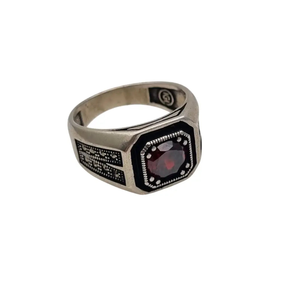 Anillo vintage de plata 925 con granate y grabado geométrico estilo masculino