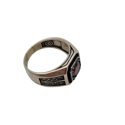 Anillo vintage de plata 925 con granate y grabado geométrico estilo masculino