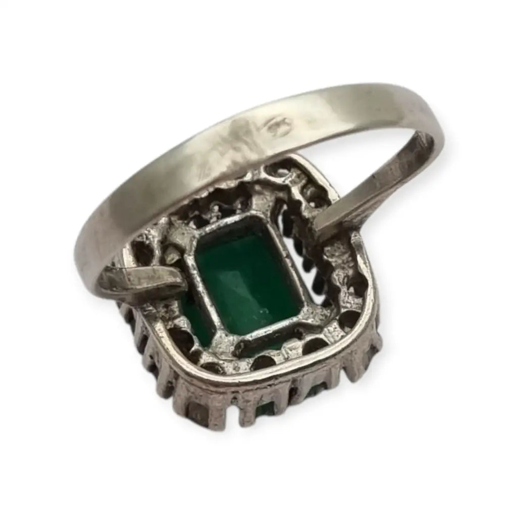 Anillo vintage plata 925 con piedra verde y orla de circonitas blanca.