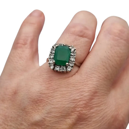Anillo vintage plata 925 con piedra verde y orla de circonitas blanca.