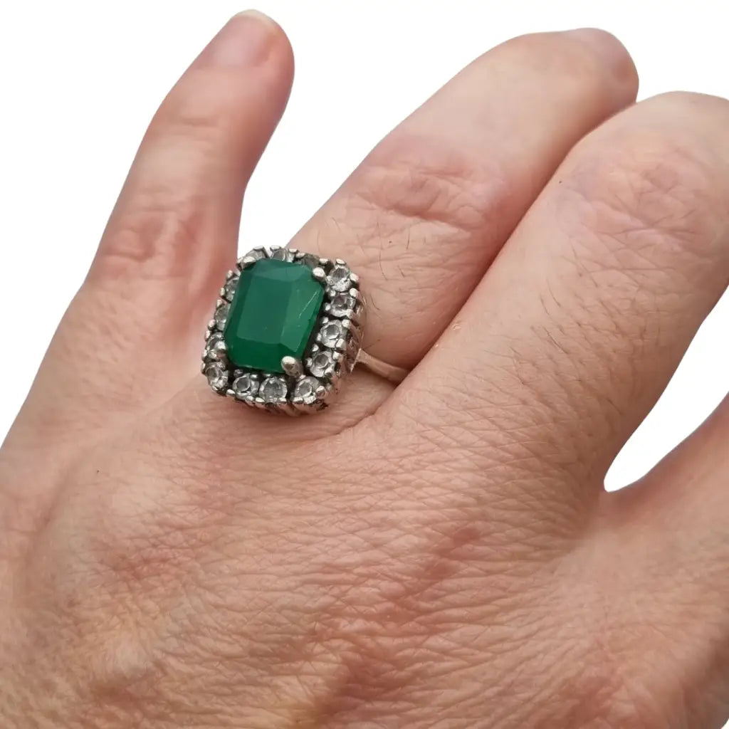 Anillo vintage plata 925 con piedra verde y orla de circonitas blanca.