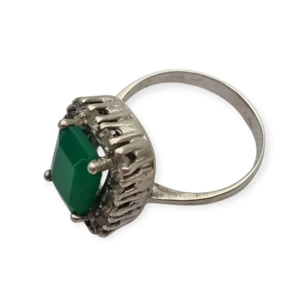 Anillo vintage plata 925 con piedra verde y orla de circonitas blanca.