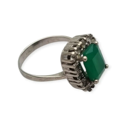 Anillo vintage plata 925 con piedra verde y orla de circonitas blanca.