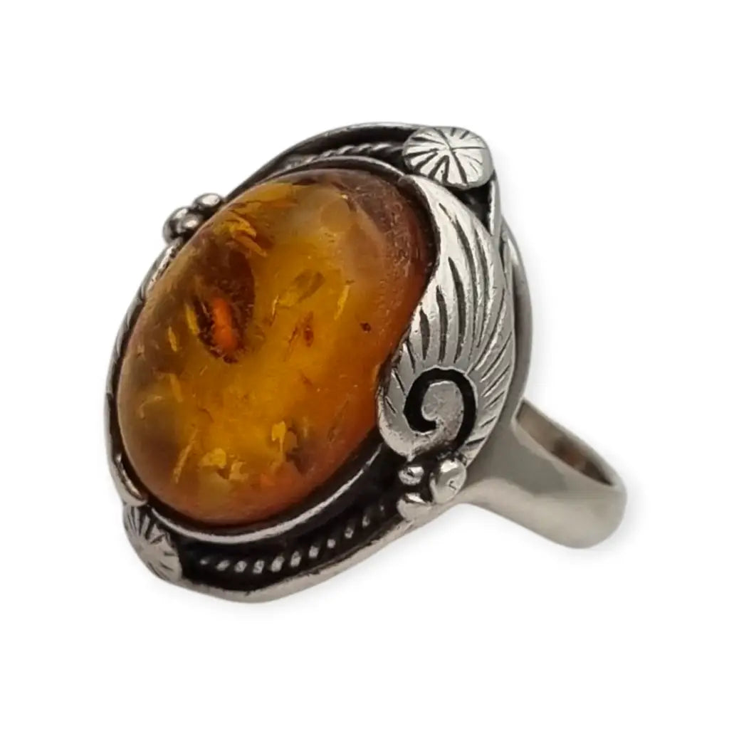 Anillo vintage de plata con ámbar ovalado estilo Art Nouveau los años 70