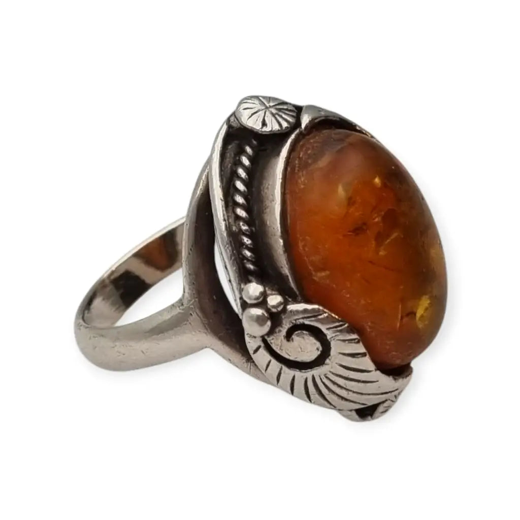 Anillo vintage de plata con ámbar ovalado estilo Art Nouveau los años 70
