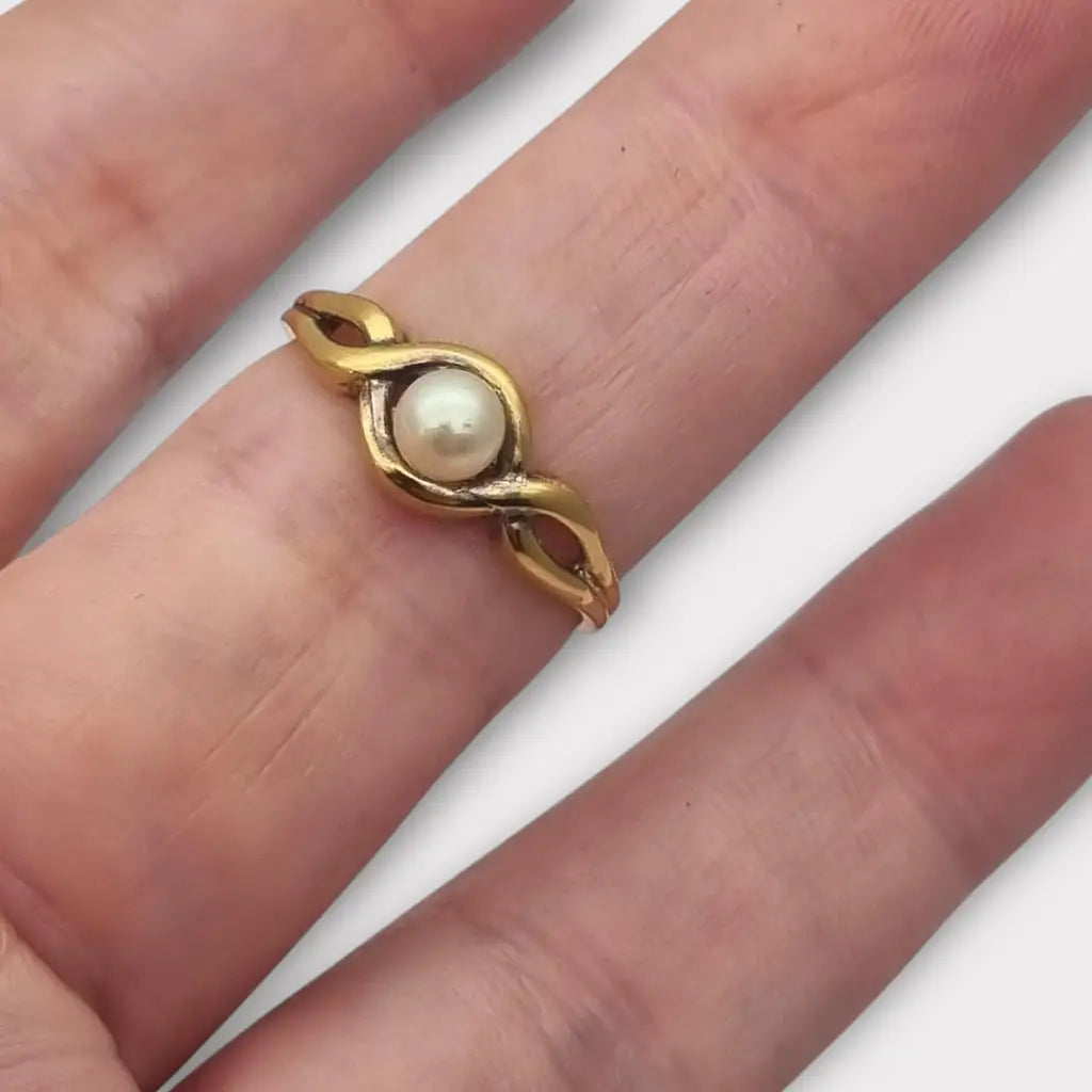 Anillo vintage en plata bañada oro con perla diseño entrelazado Circa 1960