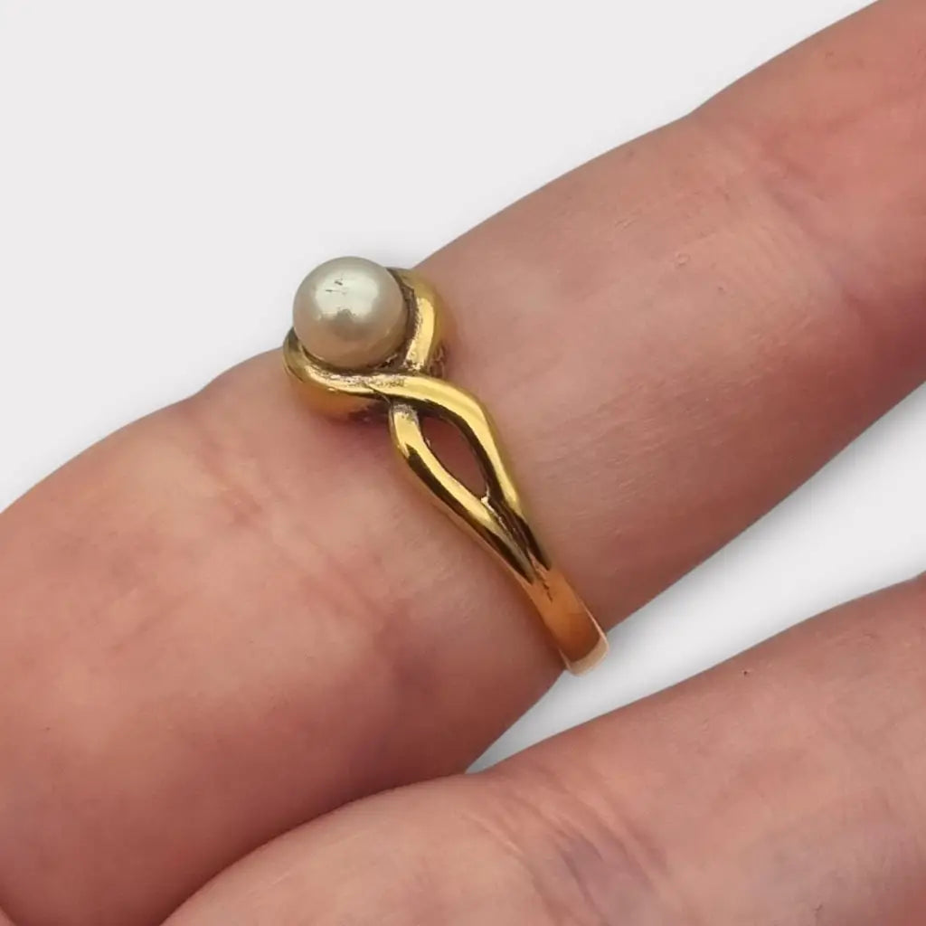 Anillo vintage en plata bañada oro con perla diseño entrelazado Circa 1960